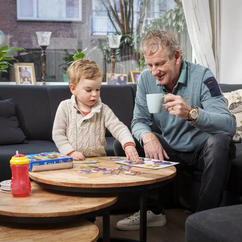 Grootvader past op zijn kleinkind 