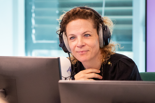Roos Abelman in de Spraakmakers studio