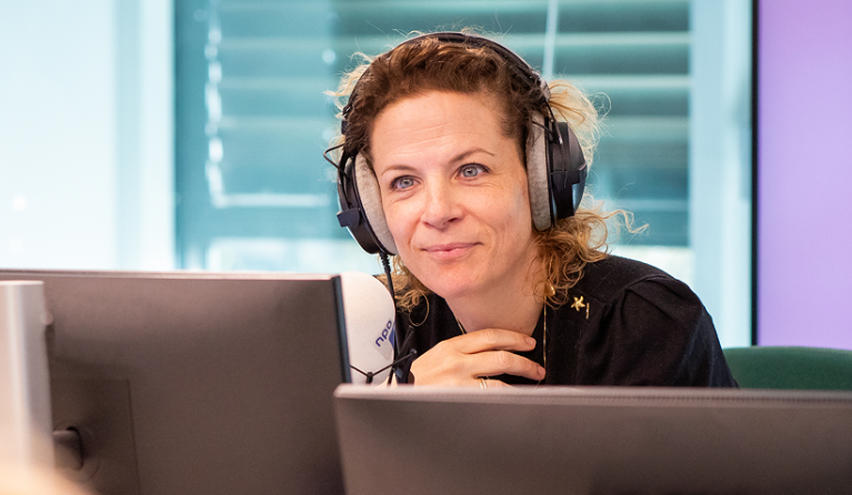 Roos Abelman in de Spraakmakers studio